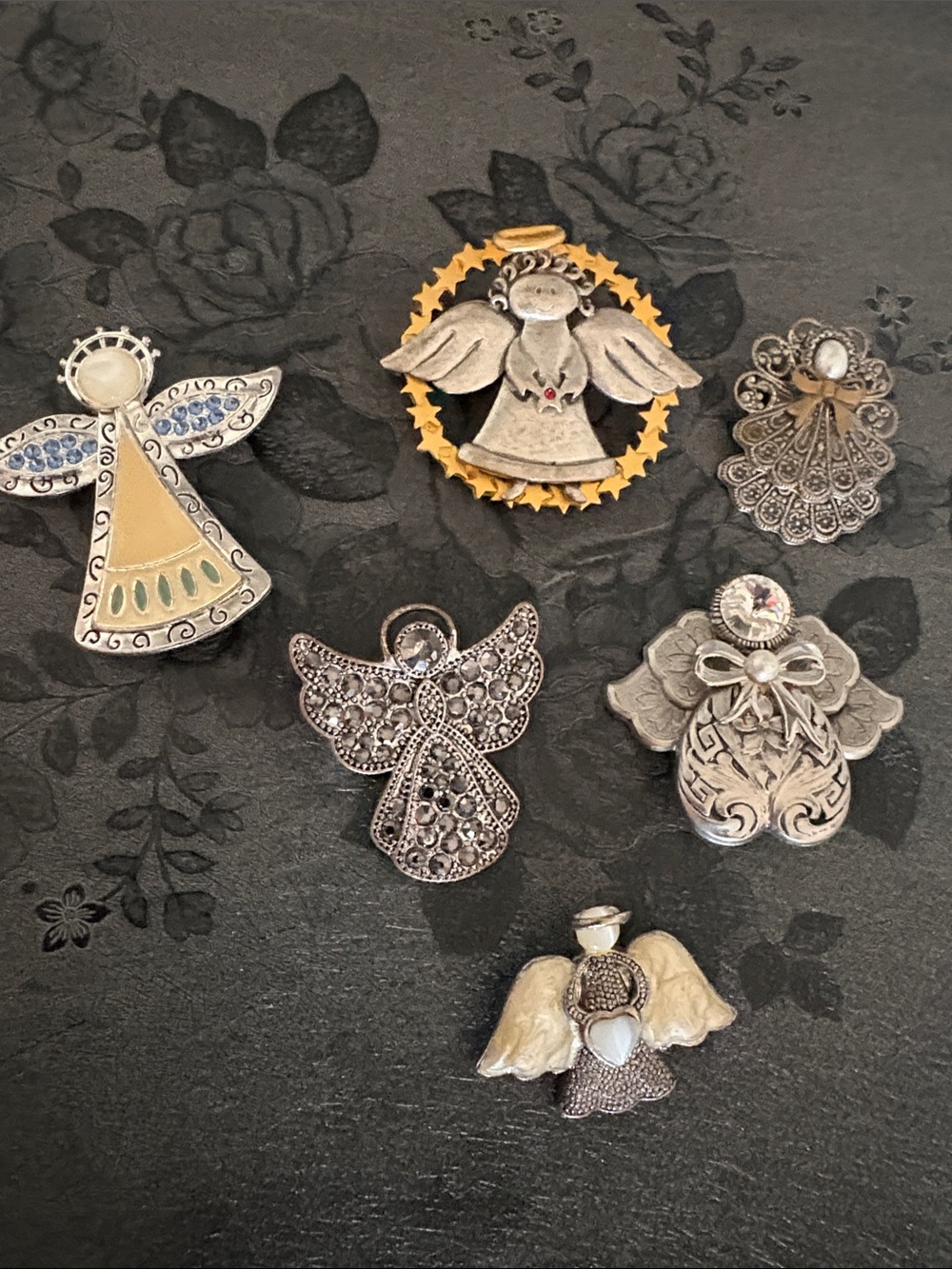 VINTAGE ASSORTMENT OF MOSTLY BRANDED ANGEL BROOCHES/PINS (6)